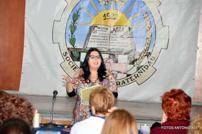 Momento de la charla impartida por Esther Mayor, ayer en La Fraternidad (Foto Antonio Alí)
