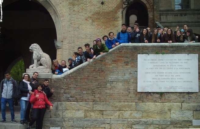 El grupo de alumnos y profesores de La Rocha y el Cambi-Serrani, durante una visita turística (Foto TA)
