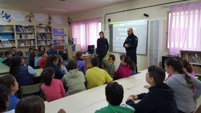 Los agentes, en plena charla (Foto TA)