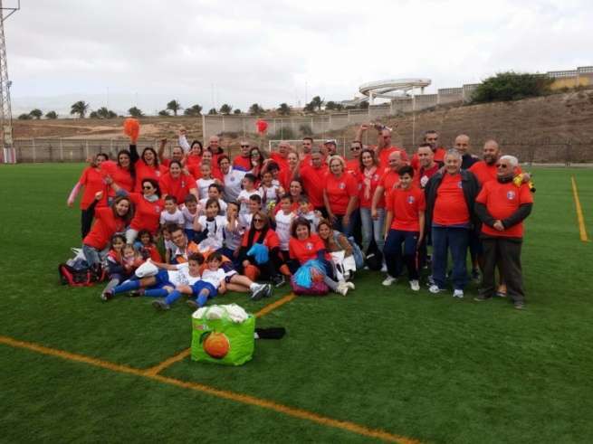 Jugadores, entrenador, amigos y familiares festejaron el triunfo cosechado este sábado (Foto TA)