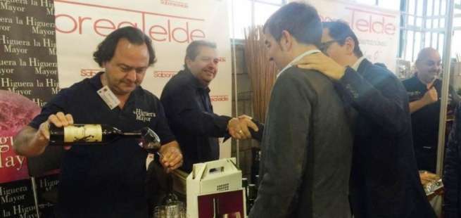 El presidente del Gobierno de Canarias, Fernando Clavijo, con el diputado regional y concejal teldense, Pablo Rodríguez, en la Feria de San Mateo (Foto TA)