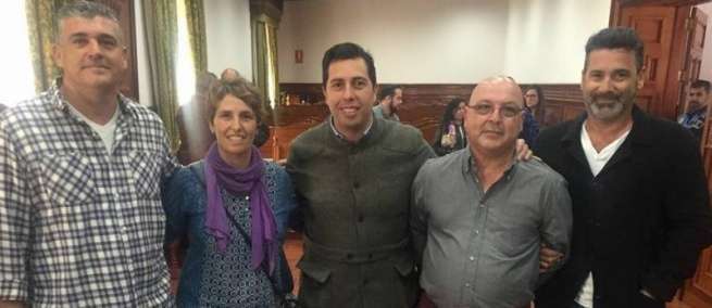El vicealcalde Alejandro Ramos (PSOE), flanqueado por sindicalistas de UGT, en el Pleno del pasado viernes (Foto TA)
