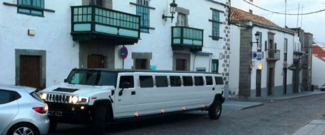 Espectacular limusina Hummer de 12 plazas, aparcada en San Juan, ayer sábado por la tarde (Foto TA)