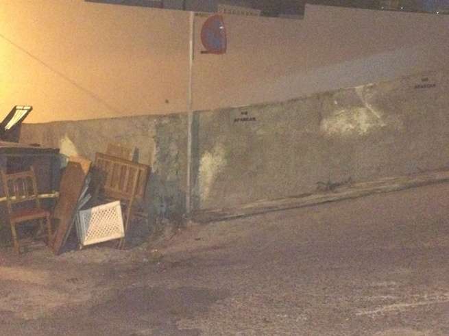 Tablones y enseres a recoger en calle Granada (Foto TA)