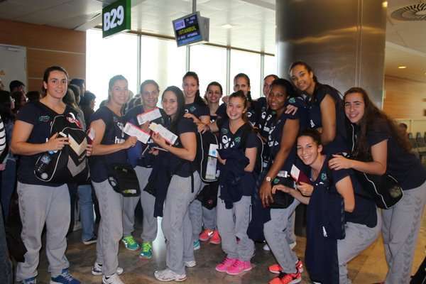 La plantilla del Rocasa, esta tarde minutos antes de embarcar rumbo a Estambul (Foto TA)