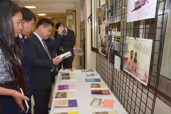 Varios miembros de la comunidad china observan instantáneas y obras de Sanmao (Foto Acfi Press)