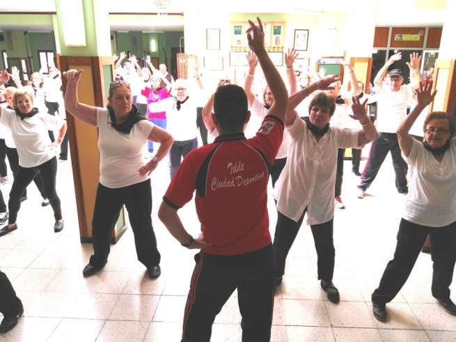 Un grupo de usuarios del Centro de Mayores de Telde disfrutando de una sesión deportiva (Foto TA)