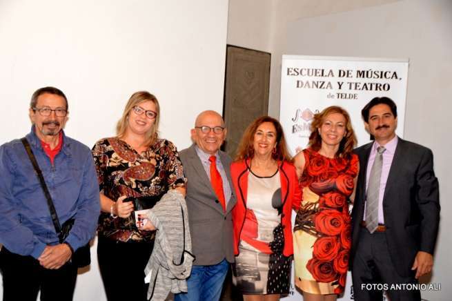 Los autores de los libros, anoche arropados por varios asistentes al acto (Foto Antonio Alí)