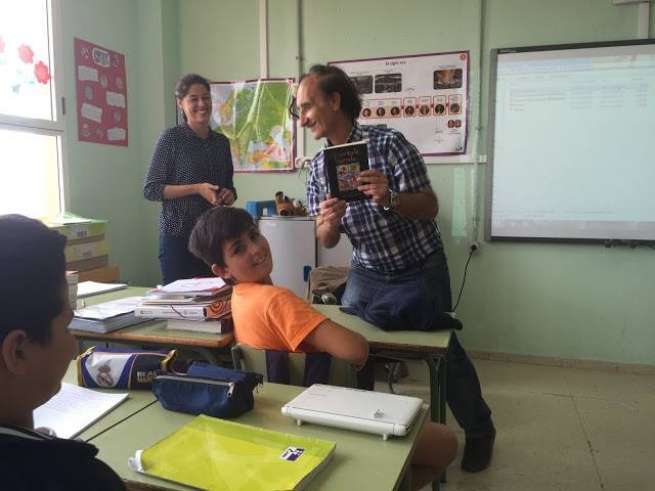 Luis Pérez Aguado con alumnos del CEIP Hilda Zudán (Foto TA)