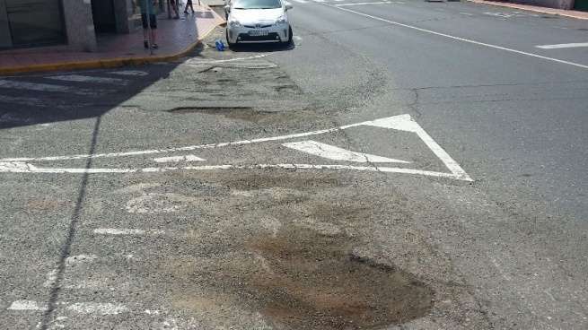 Estado de firme en la confluencia de las calles de Padre Anchieta y Maestro Nacional (Foto TA)