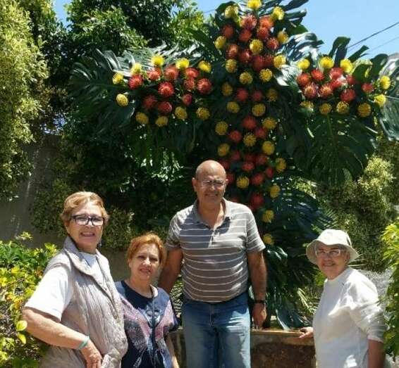 Vecinos que participaron en el enramado de la Cruz (Foto TA)