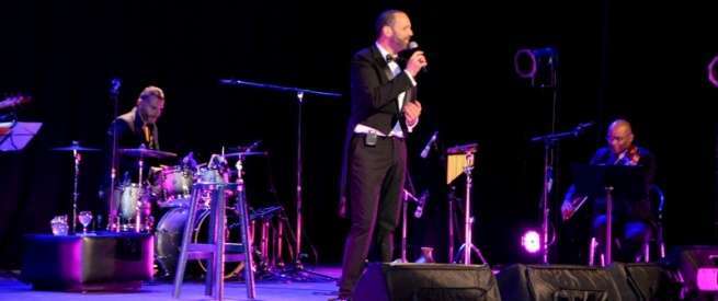 Momento de la actuación de Gerson Galván, anoche en el Teatro de Telde (Foto Antonio Alí)