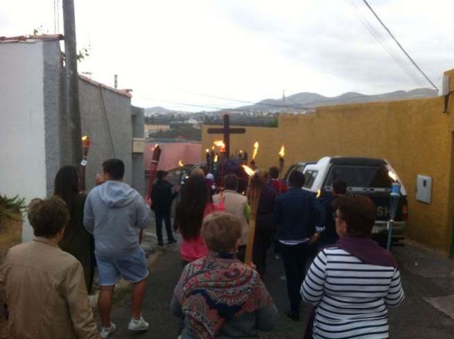 La procesión recorrió las calles del barrio (Foto TA)