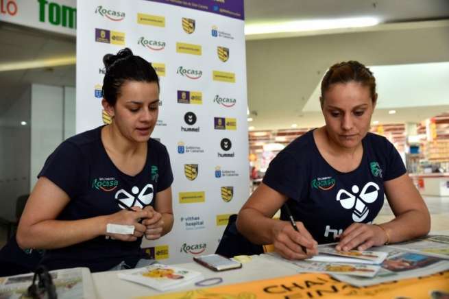 Las jugadoras firman autógrafos (Foto Acfi Press)