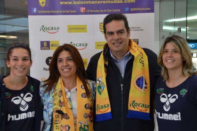 La alcaldesa y el concejal de Deportes con las jugadoras Carmen Toscano y María LujaÂ´n