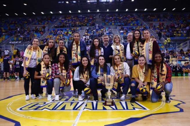 El equipo posó con autoridades en el Pabellón Gran Canaria Arena (Foto TA)