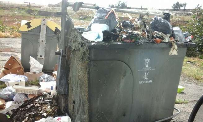 Contenedor calcinado en la calle Giralda de Lomo Cementerio (Foto TA)
