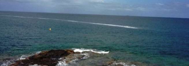 Mancha blanquecina en aguas de la bahía de Melenara (Foto TA)