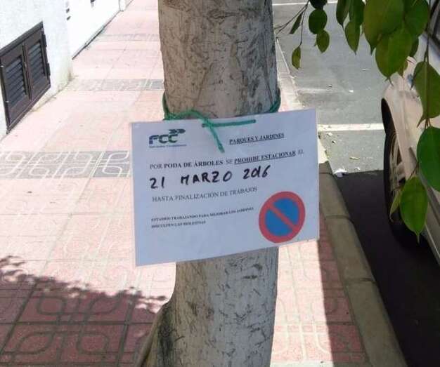 Imagen del cartel que anuncia los trabajos para el 21 de marzo y prohíbe estacionar en la vía (Foto TA)