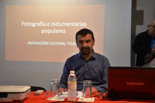 Miguel Vega Peña disertó esta tarde sobre la fotografía y las indumentarias populares (Foto TA)