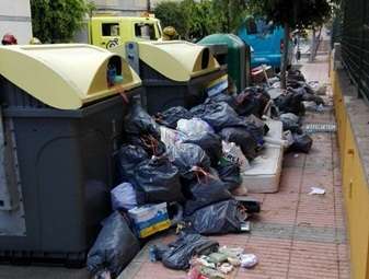 Contenedores y, al fondo, bomberos en la calle Lugo (Foto TA)