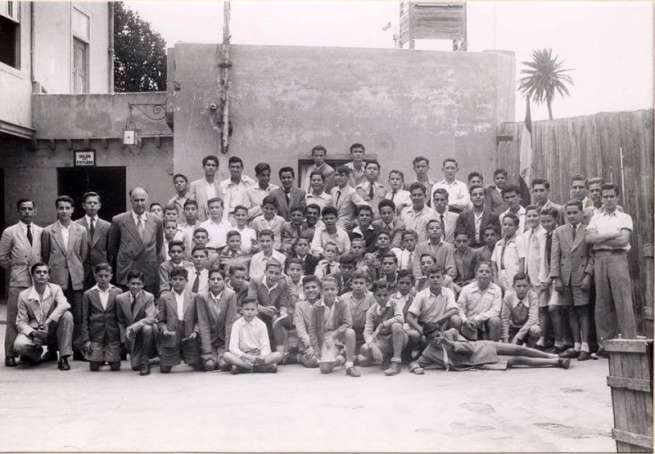 Grupo de alumnos del Colegio Labor con su director Alejandro Dávila (Foto TA)
