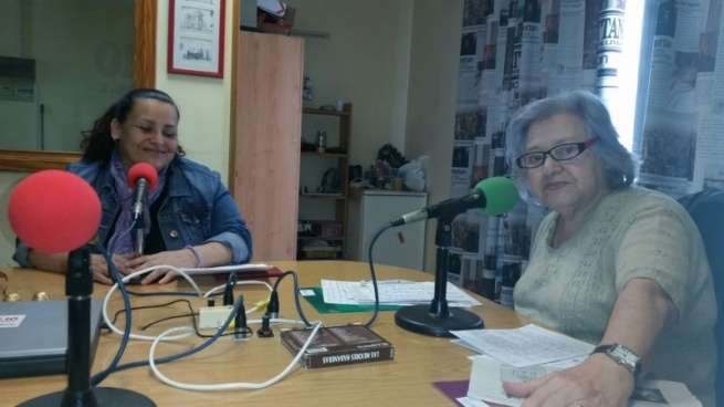 La presentadora del programa (d) con la presidenta del colectivo de mujeres. Lourdes Ruano (Foto TA)