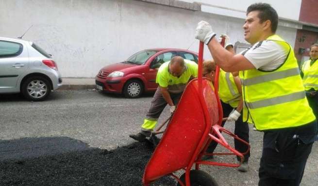 Opearios rebachean una calle del polígono industrial de El Goro (Foto TA)