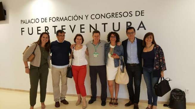 Los ediles Pablo Rodríguez y Juan Francisco Artiles con técnicos, en un receso del Congreso (Foto TA)