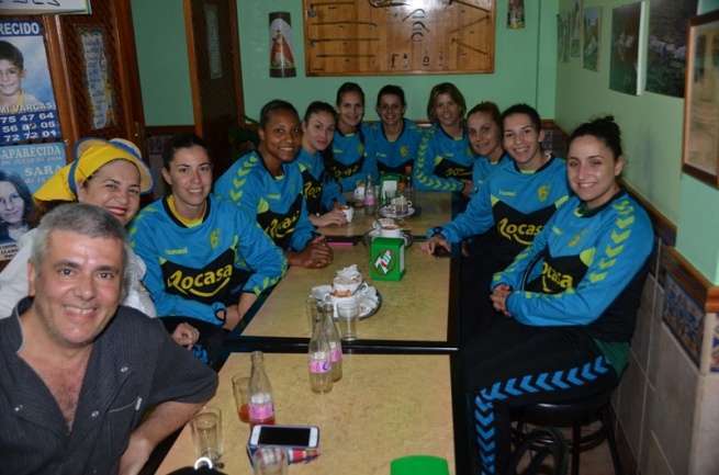 Las chicas del Rocasa, en la churrería Melián (Foto TA)
