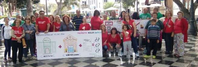 Miembros de Cáritas Diocesana de Telde, en la marcha de esta tarde en la capital grancanaria (Foto TA)