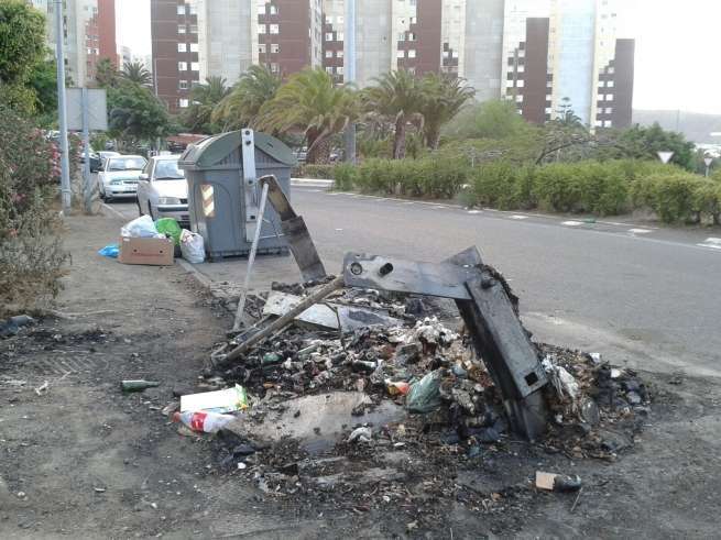 Los dos contenedores quedaron prácticamente reducidos a cenizas (Foto TA)