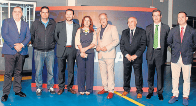 Directivos de la empresa y autoridades locales e insulares, ayer durante el acto de inauguración (Foto Canarias7/Francisco Socorro)