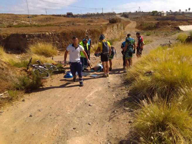 Imagen del ciclista accidentado recibiendo asistencia por parte de los sanitarios del SUC (Foto TA)