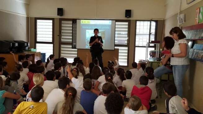 Charla policial en el CEIP Esteban Navarro (Foto TA)