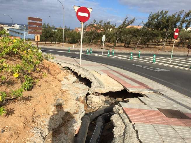 Socavón en la acera de la Avenida del Cabildo (Foto TA)