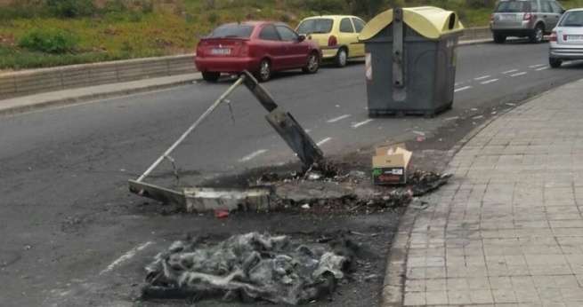 Esta madrugada ardieron varios recipientes en la zona residencial de promoción pública (Foto TA)