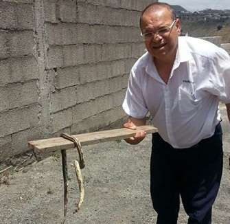 El vecino, con su presa (Foto TA)