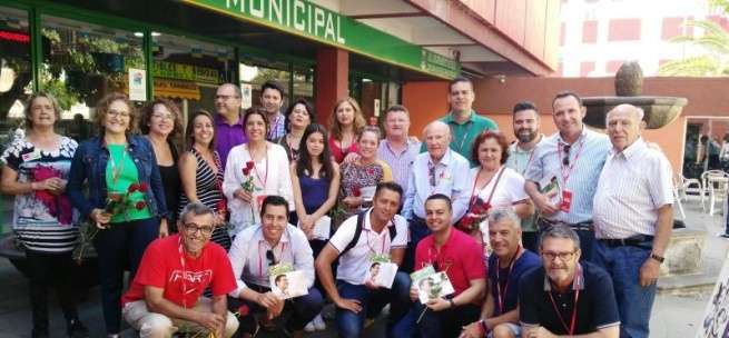 Socialistas y nacionalistas, esta mañana de campaña en el Mercado Municipal (Foto TA)