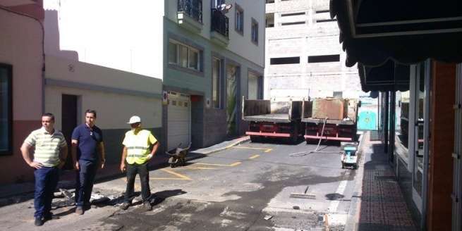 Trabajos de asfaltado en Los Llanos, esta mañana (Foto TA)