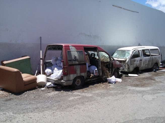 Vehículos abandonados en la calle Escocia (Foto TA)