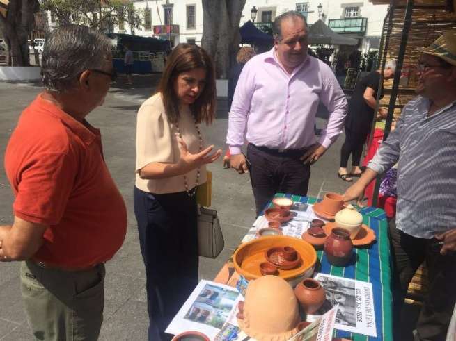 La alcaldesa y el concejal de Festejos visitando la muestra (Foto TA)