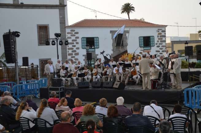 Momento de la actuación del grupo folclórico (Foto TA)