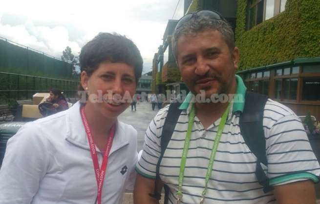 El gerente de la empresa Sonimac, Carmelo Ramos, con la tenista grancanaria Carla Suárez, en las canchas donde se celebrará el torneo (Foto TA)