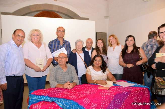 La autora con familiares y amigos, tras el acto de presentación de su poemario (Foto Antonio Alí)