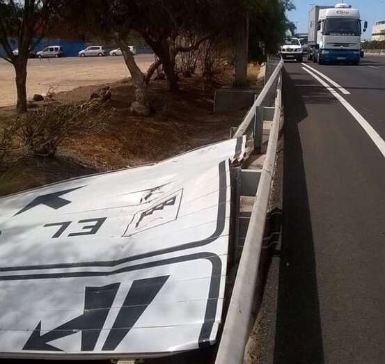 Imagen de la señal tras ser retirada del pórtico (Foto TA)