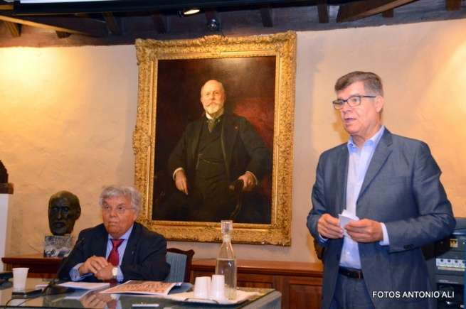El periodista impartió esta noche en Telde. Momento de la presentación del conferenciante por Antonio María González (Foto Antonio Alí)