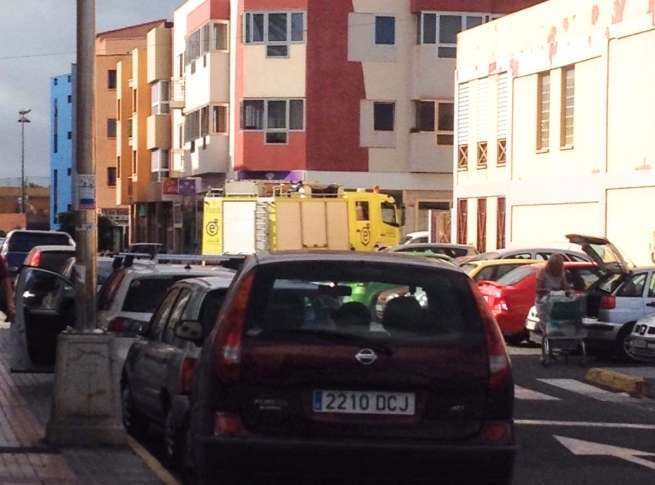 Los bomberos del parque de La Garita, esta tarde en la intervención en la vivienda de Picachos