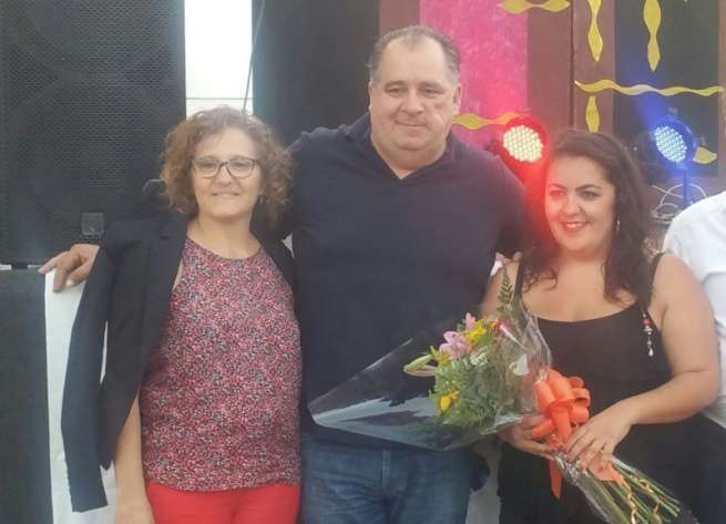 La pregonera con los concejales Marta Hernández y Juan Martel (Foto TA)
