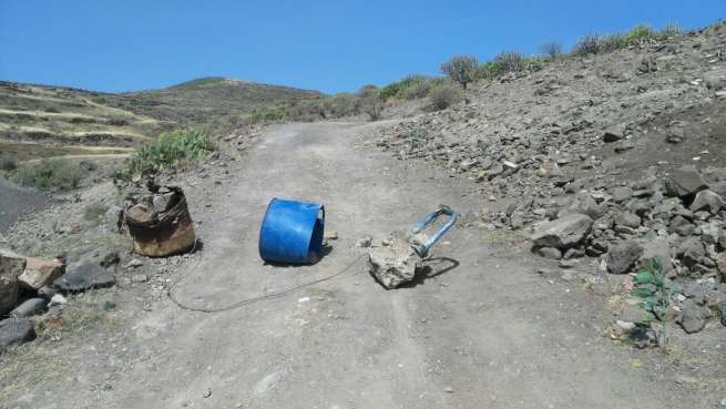 Imagen de los destrozos ocasionados por un camión en el Camino de Rosiana (Foto TA)